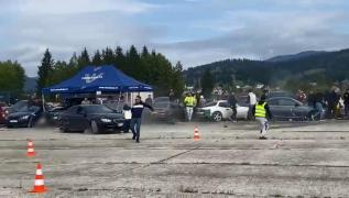 Spectator în scaun cu rotile, lovit puternic de o mașină la o cursă auto organizată pe Aerodromul Floreni