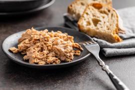 Un bărbat din Olt a murit, la trei săptămâni după ce a mâncat o conservă de pește făcută în casă