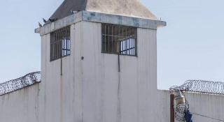 145 de deținute au evadat după ce s-au năpustit asupra gardienilor, într-o închisoare din Haiti. Un polițist a fost ucis