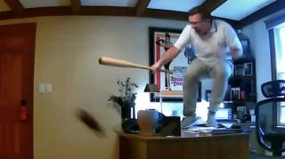 "Dumnezeule, pleacă de aici!". Un american s-a speriat de moarte, după ce o veveriță a venit neinvitată la o ședință online. Clipul a devenit viral pe internet