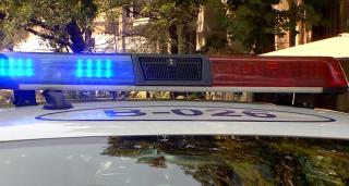 mașină de poliție cu girofarul aprins