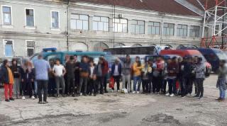 40 de migranţi găsiţi de poliţiştii de frontieră, ascunşi