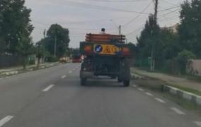 "Plimbare pe bancă în Găeşti. Ce mai vrei mai mult de atât? Stai ca în parc, dar te plimbi". Imagini inedite surprinse în trafic de un şofer
