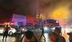 Mai mulți oameni și-au rupt mâinile și picioarele, după ce au sărit de la balconul barului, în încercarea de a se salva