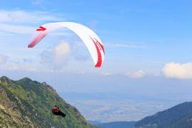 O sportivă din Serbia a căzut cu parapanta de la 15 metri înălțime, în Sibiu. Participa la un concurs de zbor