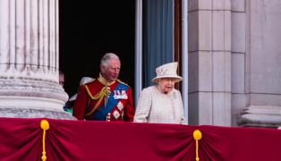 Regina elisabeta a II-a şi fiul ei, Charles