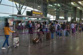 Peste 50 de oameni, uitaţi pe pista aeroportului în timp ce zborul lor a decolat. Şi bagajele "au plecat" fără ei