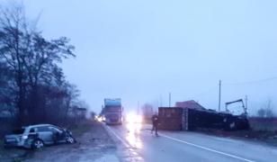 Accident rutier între un TIR și o mașină, în județul Neamț