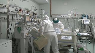 Caz de triplă infecţie virală la Iaşi. Un bărbat a ajuns la ATI, după ce s-a infectat cu coronavirus, virusul gripal şi cel respirator sinciţial