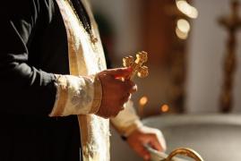 Un preot din Giurgiu, reţinut după ce a fost prins masturbându-se în maşină, în apropierea unui liceu