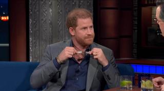 Prințul Harry a ironizat tradițiile Casei Regale la emisiunea lui Stephen Colbert, ajutat de Tom Hanks