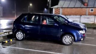 copilă lăsată singură în mașină într-o parcare din Prahova