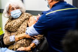 Varianta actualizată a vaccinului anti-COVID Pfizer ar putea fi legată de un tip de AVC la vârstnici. Reacţia companiei