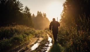 Un bărbat din Alba s-a împușcat în cap din greșeală, la o stână. Polițiștii l-au găsit fără suflare