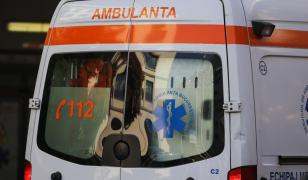 O ambulanță în misiune s-a ciocnit cu un TIR în Giurgiu. Asistenta și pacientul au fost răniți