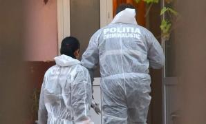 O mamă și fiul ei, găsiți morți în propria casă, lângă Pitești. Criminaliștii fac cercetări la locul tragediei