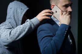 Un bărbat care pretindea că lucrează în Poliţia Bucureşti a furat un telefon în valoare de 4.000 de lei. Cine e falsul poliţist