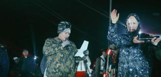 Războiul din Ucraina, parodiat de "mascaţii" din Bacău: au defilat "tancuri", "soldaţi", "Putin" şi "Zelenski". Reacţia primarului: "Joacă roluri: înger, diavol"