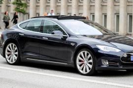Polițiștii germani au urmărit o mașină Tesla timp de 15 minute. Şoferul nu a oprit pentru că adormise la volan