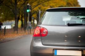 Un şofer băut din Braşov a adormit la semafor cu motorul pornit, după petrecerea din noaptea de Revelion