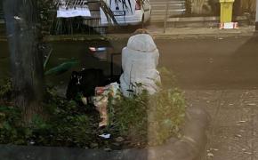 Povestea din spatele unei imagini care a emoţionat Italia. Ce secret ascundea de fapt românca dată afară din casă înainte de Revelion