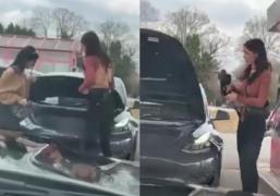 Două tinere din SUA au vrut să facă "plinul" unei maşini Tesla. Reacţia lor când un şofer le-a atras atenţia: "Aaa, deci trebuie să punem Premium, nu?"