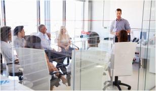 Una din două companii din România creşte salariile sau pachetele de beneficii pentru a atenua creşterea prețurilor