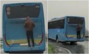 Momentul nebunesc în care un tânăr din Italia călătoreşte agăţat de spatele autobuzului