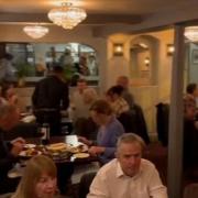 Un clip postat pe Facebook de un restaurant din UK a devenit viral, după ce o femeie a susținut că și-a văzut soțul mort de 9 ani în imagini