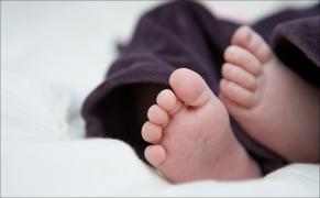 Un bebeluş a murit după ce mama sa a băut "două sau trei sticle" de vin. Cum i-a găsit tatăl când a venit de la muncă