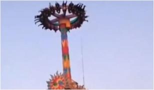 Momente de groază într-un parc de distracții din China. Mai mulți turiști, blocați cu capul în jos într-un pendul uriaș