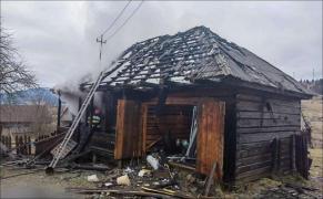 O femeie de 86 de ani din Harghita a murit, după ce casa i-a fost mistuită de flăcări