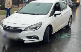 Poliţiştii au spart geamul maşinii, ca să-l scoată afară