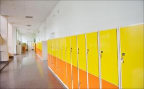 O femeie de 29 de ani a folosit acte false pentru a se înscrie ca elevă la un liceu din SUA. Mergea la ore și își invita "colegele" în oraș