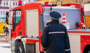 Incendiu puternic la o casă din Ialomiţa, pornit de la o lumânare. Pompierii s-au luptat cu flăcările mai bine de 7 ore. O persoană a ajuns la spital