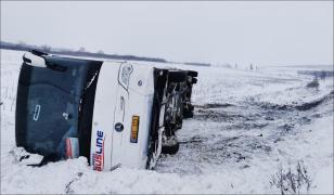 Trei persoane au fost rănite, după ce un autocar a derapat și s-a răsturant pe o șosea din Galați