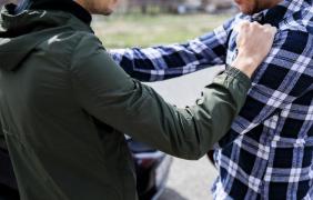 Doi tineri s-au luat la ceartă în plină stradă, în Târgu Jiu