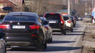 Escrocherie uriaşă în Bihor: prejudiciu de 650.000 de lei după accidente înscenate. Poliţia face 24 de percheziţii