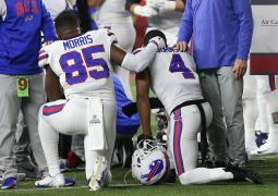 Un meci de fotbal american, oprit după ce un jucător a suferit un infarct pe teren. Fotbalistul e în stare critică