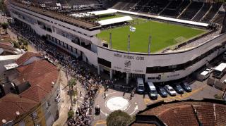 Cozi kilometrice în jurul stadionului unde este depus sicriul lui Pele. Fostul fotbalist va fi înmormântat în cel mai înalt cimitir din lume