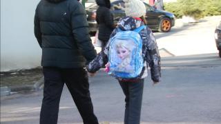 Elev de clasa a 2-a, sărbătorit cu lăutari, șampanie și animatori într-o școală din Bacău. Părinții și-au surprins odrasla în pauza mare