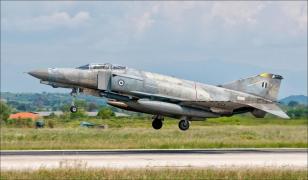 Un F-4 Phantom de vânătoare grec, prăbuşit în Marea Ionică: corpul copilotului, găsit după 6 ore. Pilotul, căutat în continuare