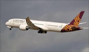 O italianca, legată de scaun în timpul zborului, după ce ar fi lovit și scuipat echipajul unei companii indiene. Cum se apără femeia