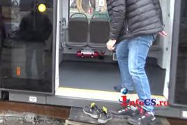 Oamenii din Reşiţa s-au descălţat înainte de urca în noul tramvai livrat de turci. Motivul din spatele gestului