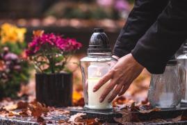 Împreună pe ultimul drum! Un fost polițist din Bârlad a murit de supărare că nu îi poate lua mamei sale un aparat de oxigen din spital. A doua zi, a murit și femeia