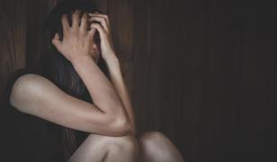 O fată de 19 ani, violată de patru tineri, dintre care unul minor. Victima, păcălită să se întâlnească cu unul dintre agresori