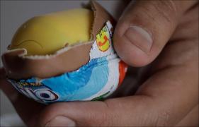 Un irlandez riscă 25 de ani de închisoare, după ce a înghiţit șase ouă Kinder Surprise pline cu cocaină