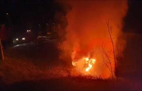 Bărbat din Argeş, cercetat de Poliţie după ce s-a îmbătat, a dat foc unei maşini şi a avariat alte autorisme