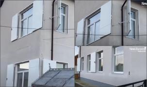 Dorel de Suceava: A pus uși la ferestre în loc de obloane la școala din Țibeni. Sunt prevăzute și cu clanțe pe exterior și interior