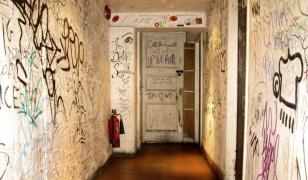 Doi adolescenți au desenat semne obscene pe un bloc din Argeș. Polițiștii i-au pus să vopsească tot peretele